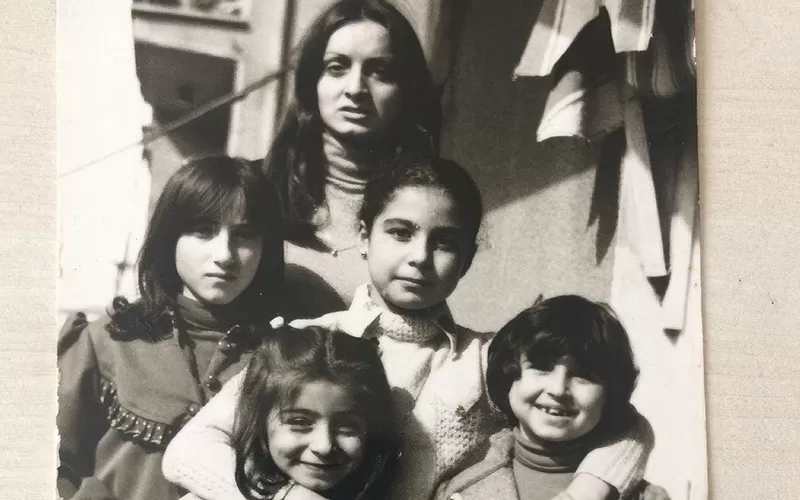 Evden Sokağa Uzanan Baş: Balkon