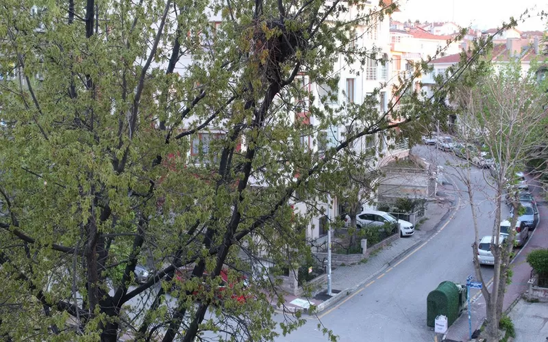 Sokağın Kıvrımında Bekler Şehir…
